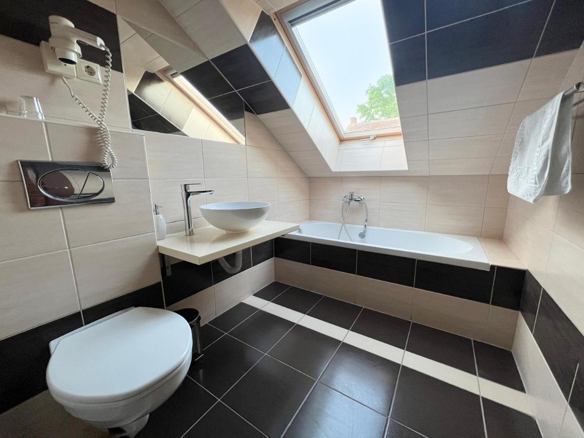 Wolf Panzio Hotel Sárvár Екстериор снимка
